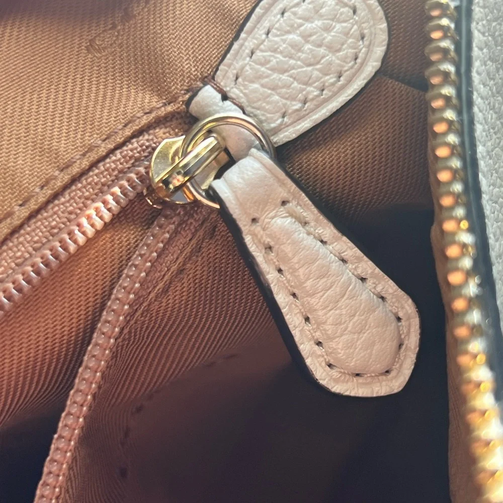 Coach ‼️‼️LIKE NEW ‼️‼️‼️pebbled leather Cream Crossbody Bag with Straps♥️♥️♥️ - Picture 11 of 17